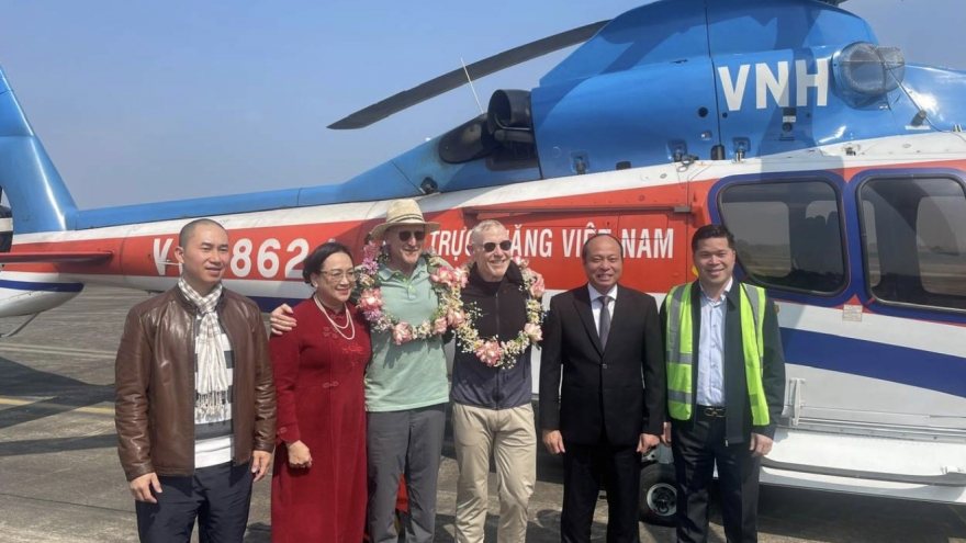 Two US millionaires take helicopter trip to Quang Ninh